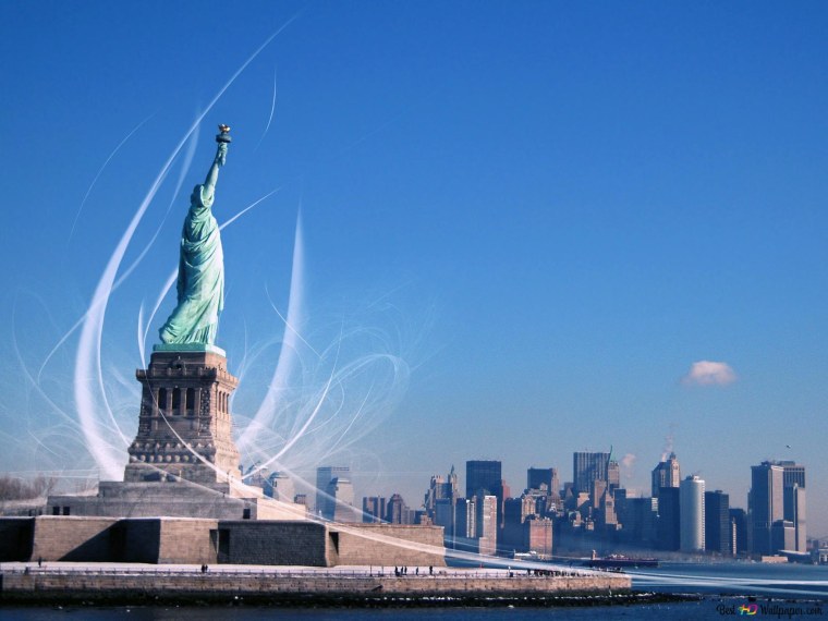 Статуя свободы на фоне Нью-Йорка
