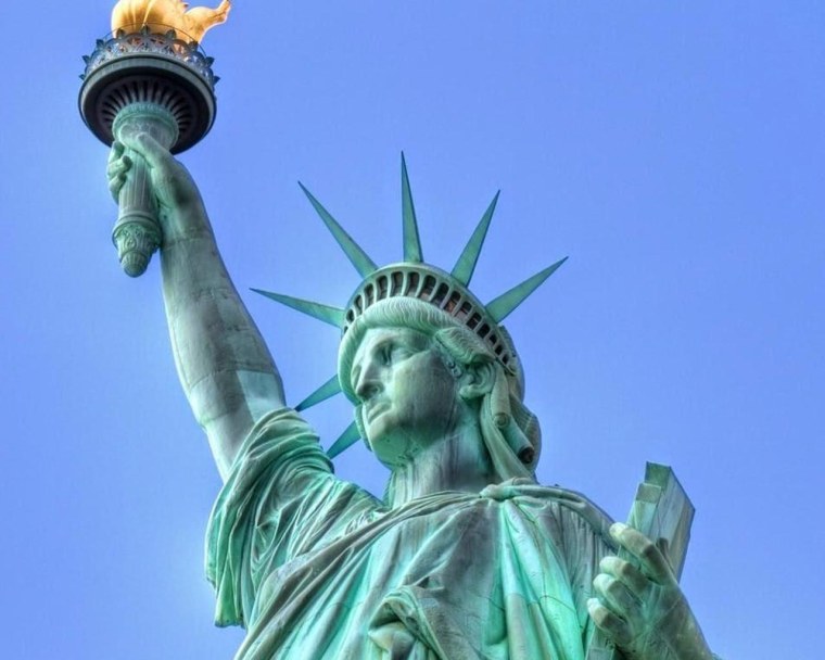 Статуя свободы в противогазе