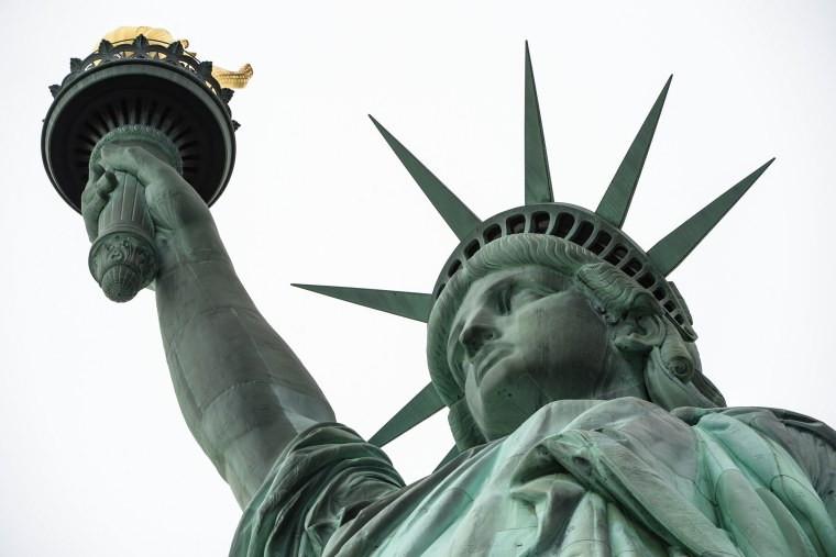 Американский флаг и статуя свободы