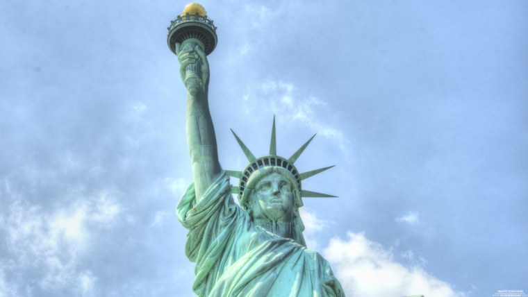 Обои статуя свободы серая