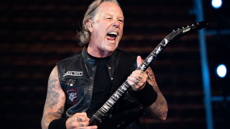 Солист группы металлика