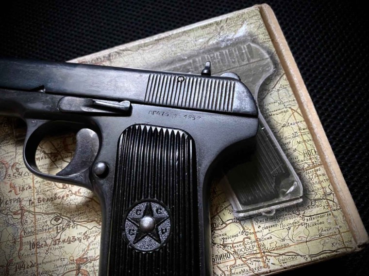 Парень с пистолетом арт