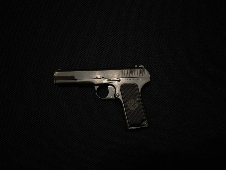 Пистолет ТТ на столе