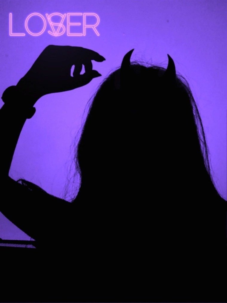 Тень девушки с короной