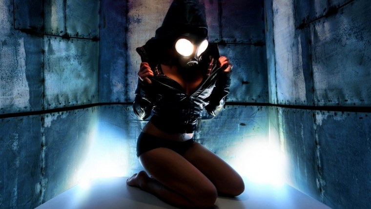 Девушка в противогазе