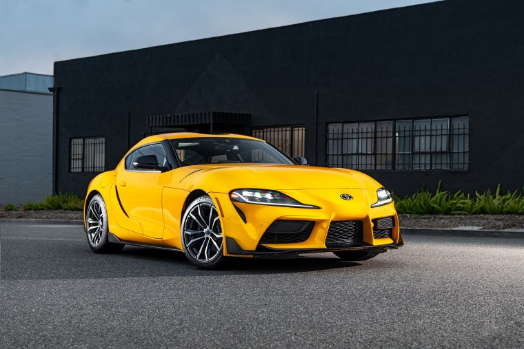 Toyota Supra 2020 желтая