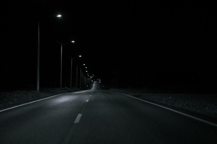 Пустая дорога ночью