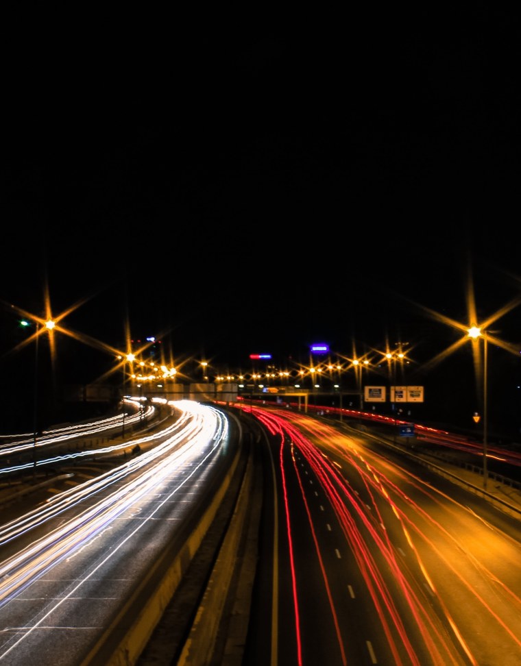 Ночная трасса в лесу