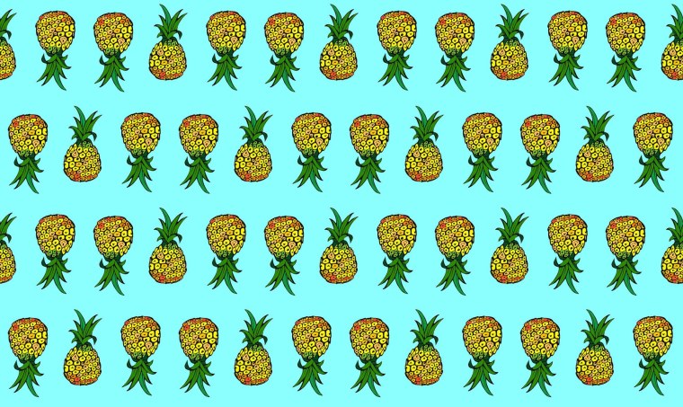 Ананас на белом фоне