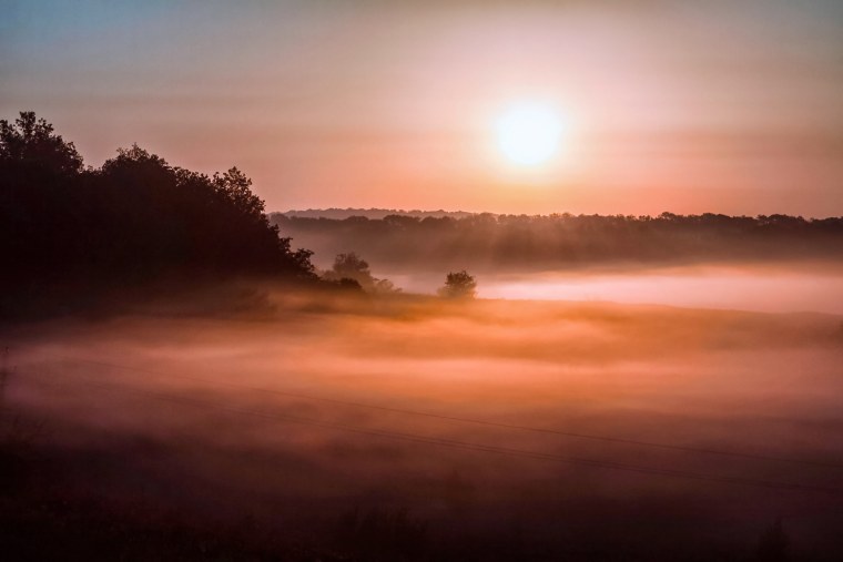 Восход солнца в тумане