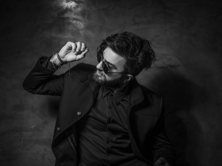 Мужчина в черном