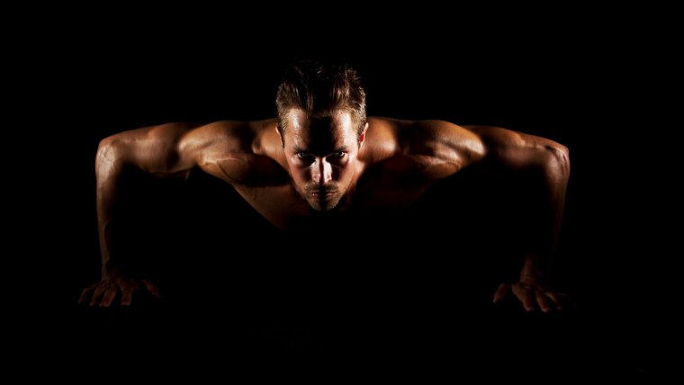 Спортсмен на темном фоне