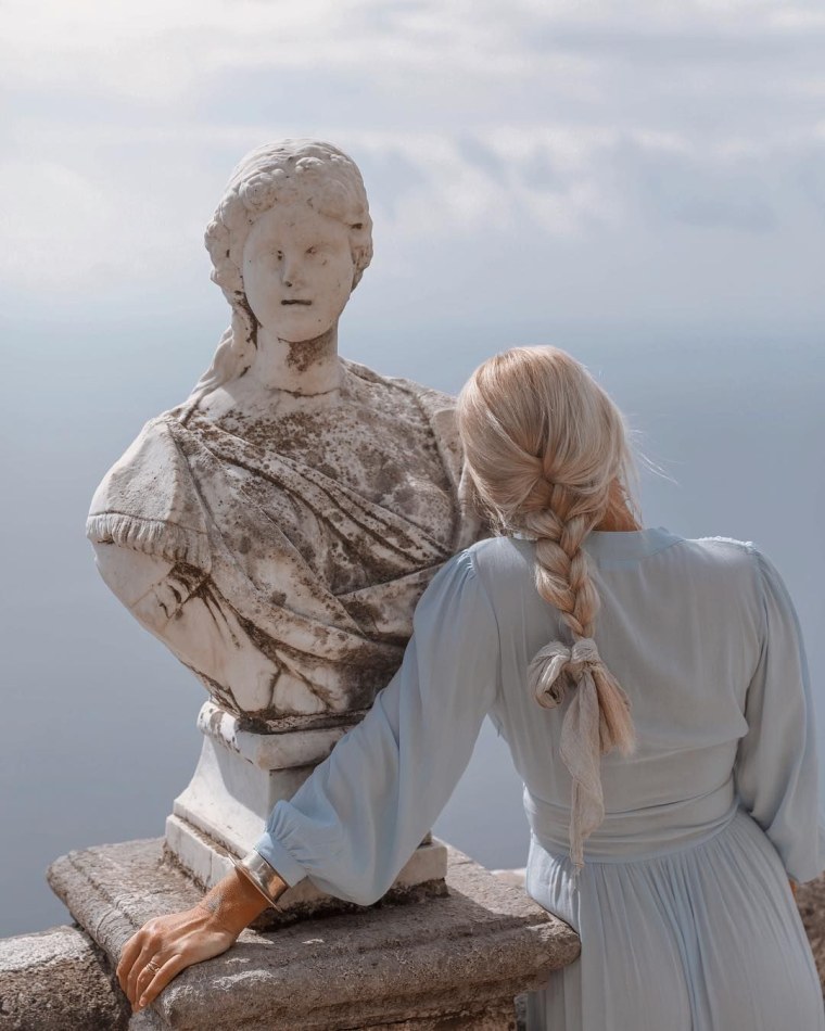 Статуя девушки