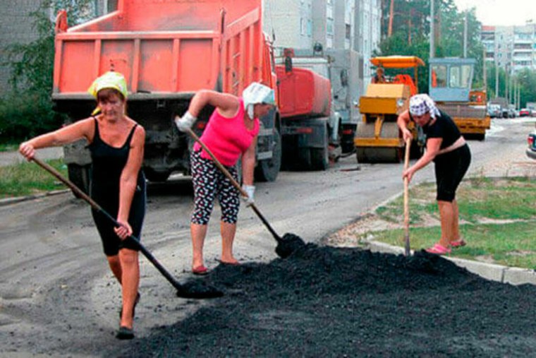 Женщины кладут асфальт