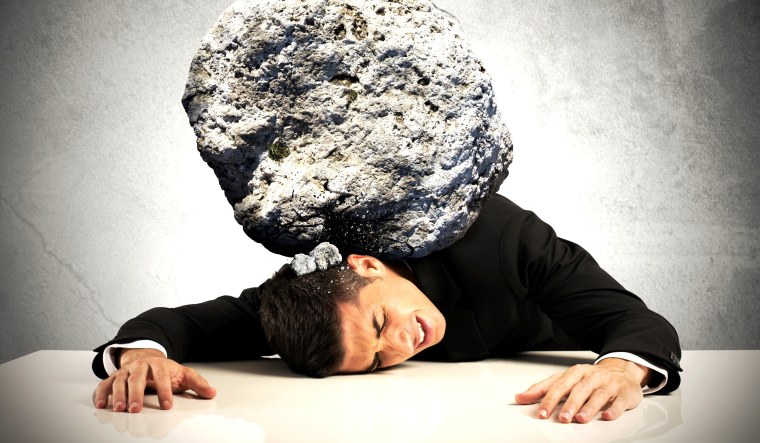 Человек под камнем