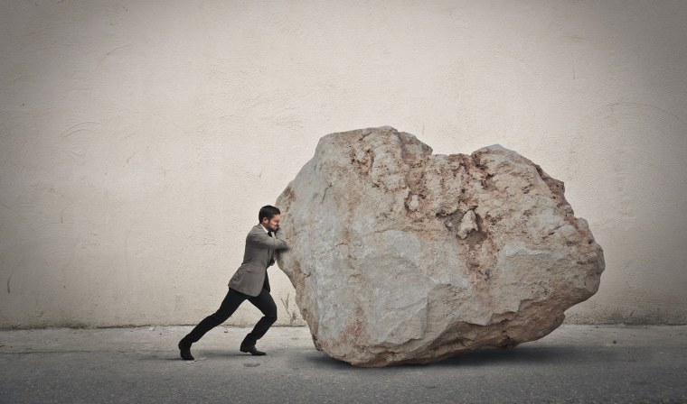 Человек несет камень