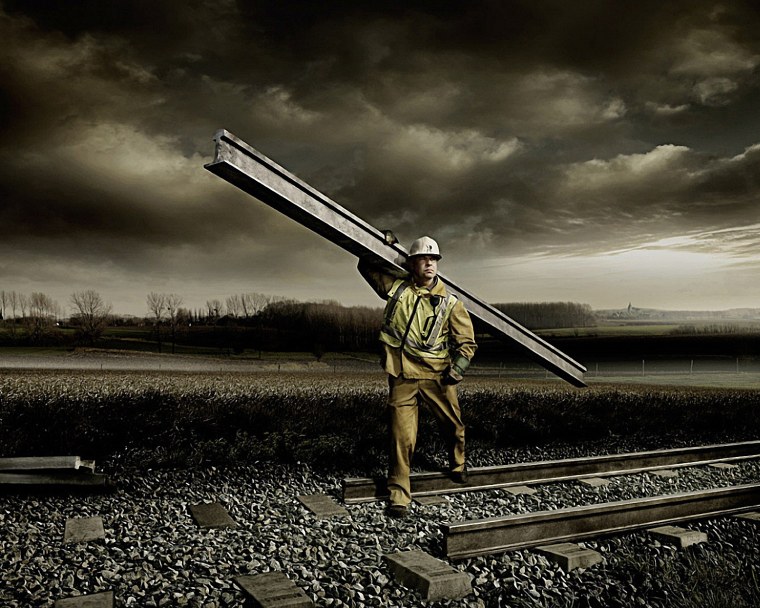 Рабочий на рельсах