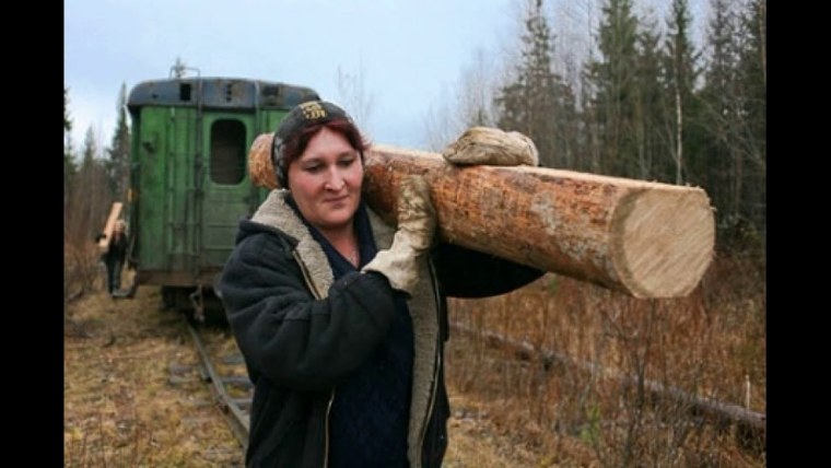 Нонна Мордюкова со шпалой