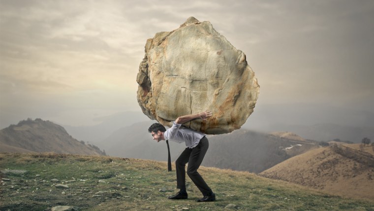 Человек несет груз