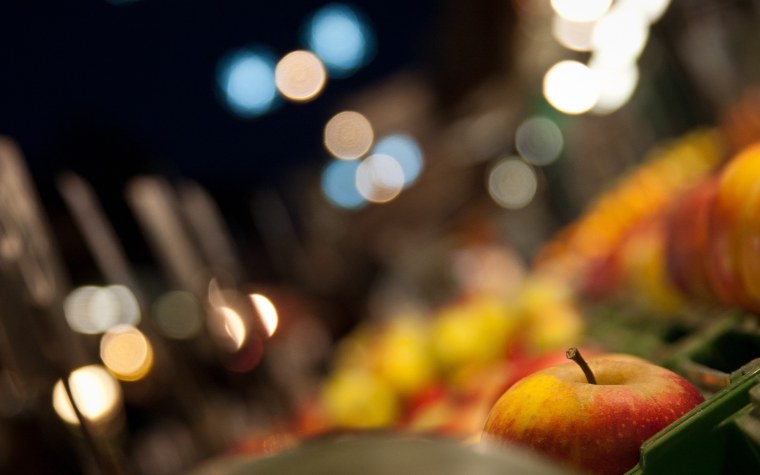 Стол с размытым фоном