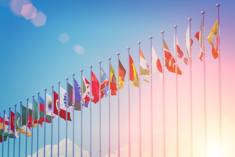 Флаги всех стран на фоне неба