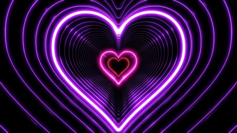 Неоновые сердечки на черном фоне