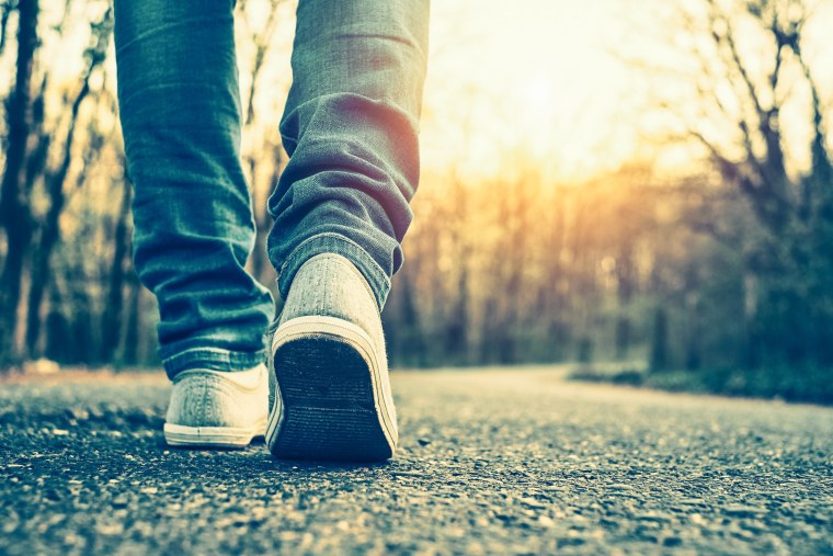 Человек идет