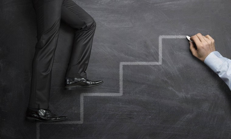 Человек поднимается по ступенькам