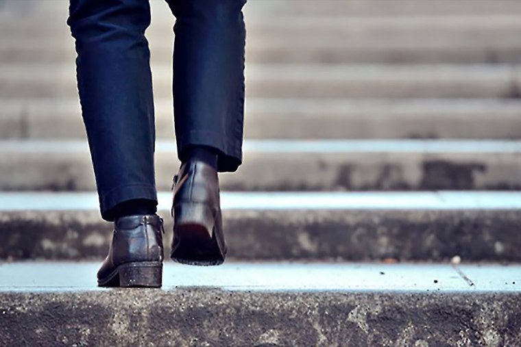 Мужские ноги идут