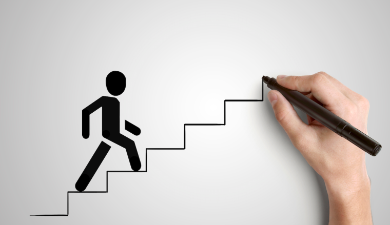 Человек идет по лестнице