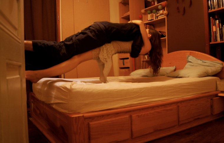 Плюхнулся на кровать