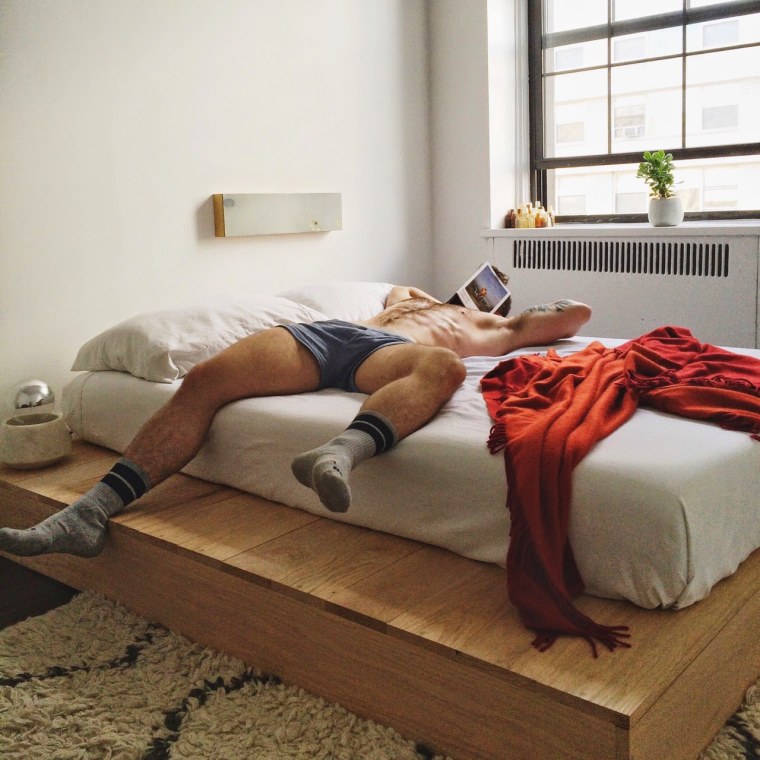 Мужские ноги на кровати