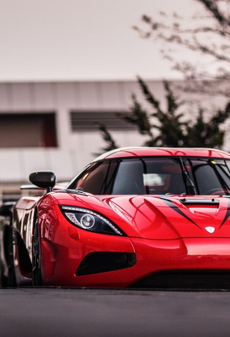 Кенигсегг Регера красная