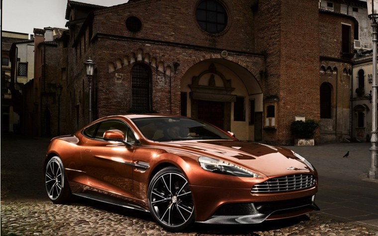 Астон Мартин Vanquish 2021