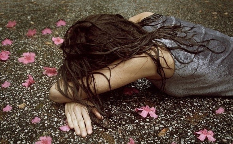 Девушка страдает от любви