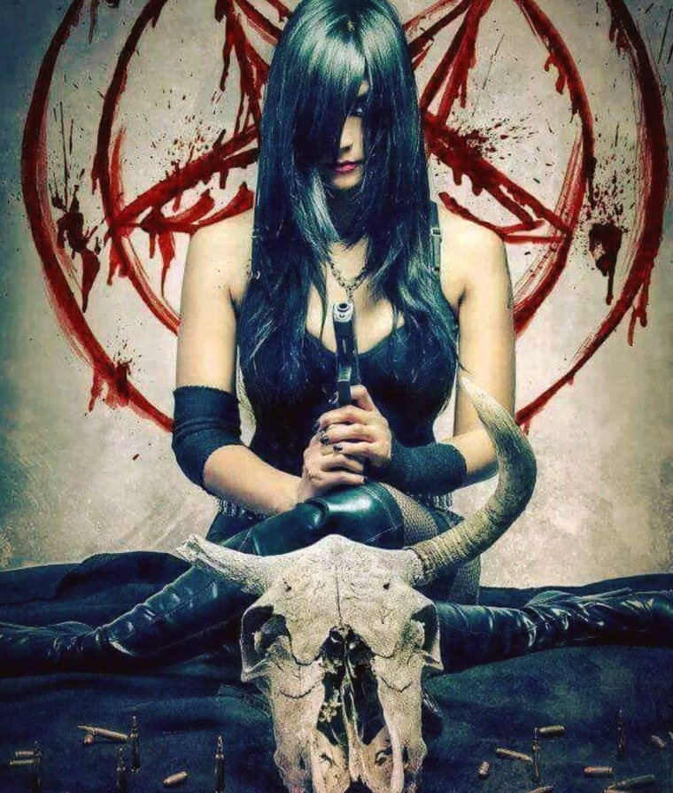 Тень девушки с рожками