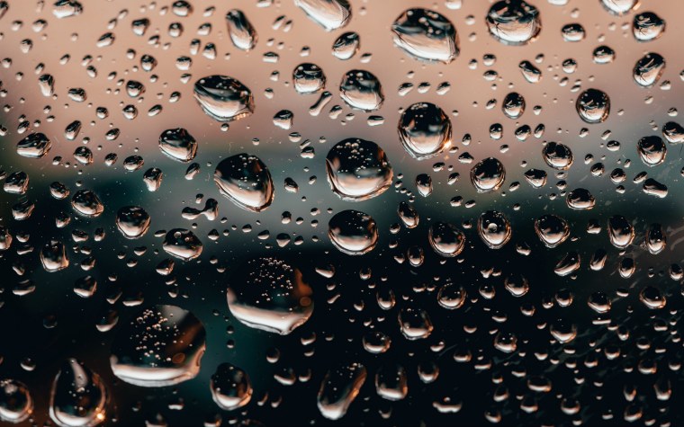 Капельки воды на стекле