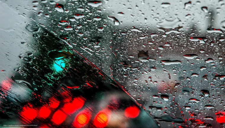 Капли на стекле