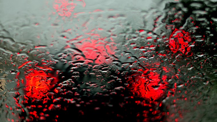 Красный зонт под дождем