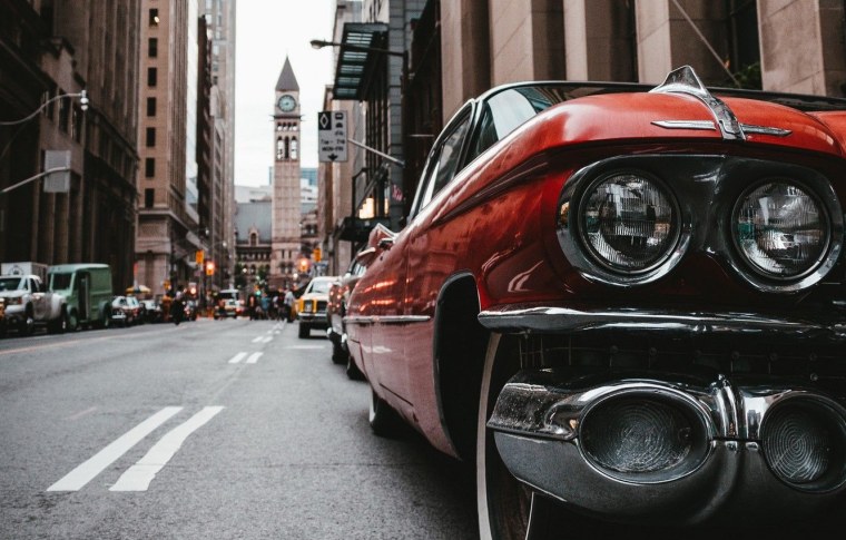 Машины на улицах города