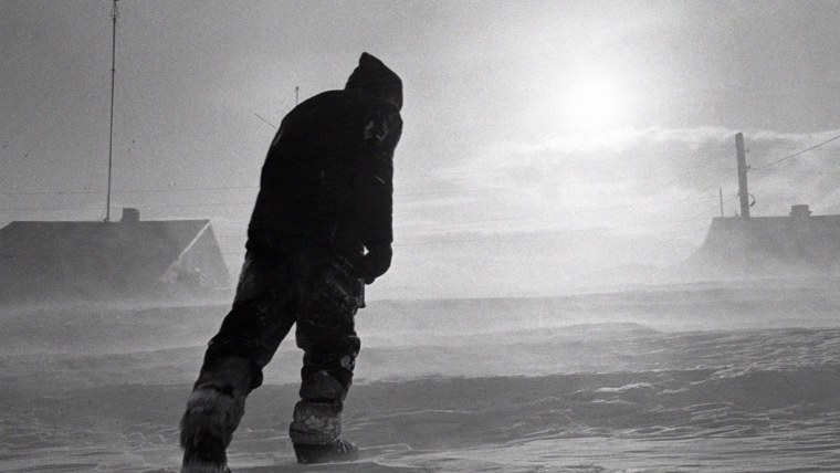 Люди идут зимой