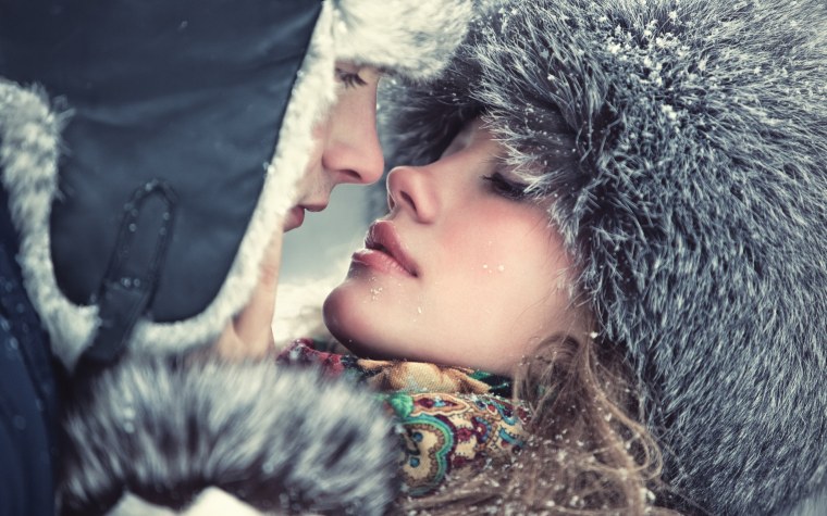 Мужчина идёт под снегом