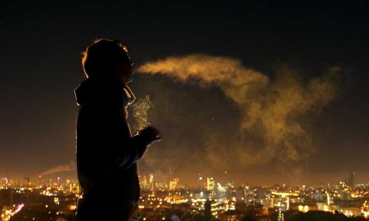 Парень на крыше ночью