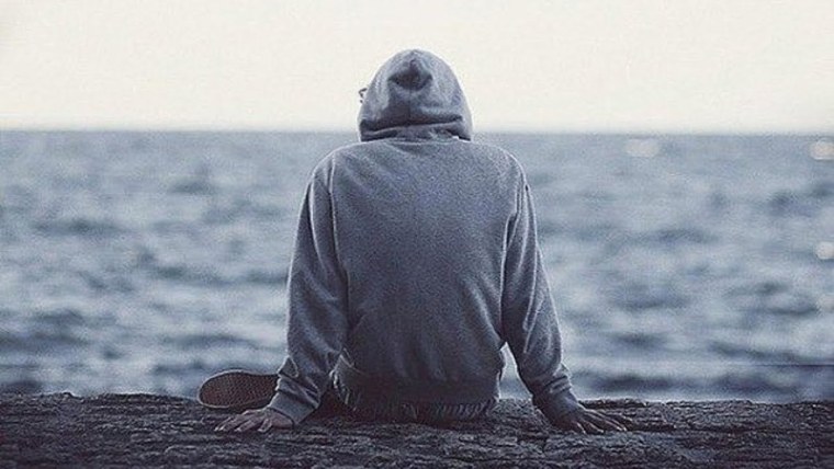 Со спины в капюшоне