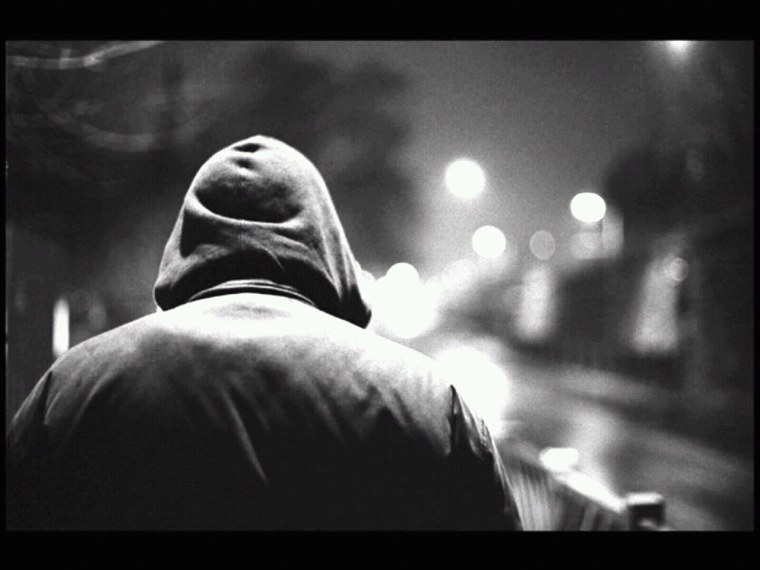 Человек в капюшоне спиной