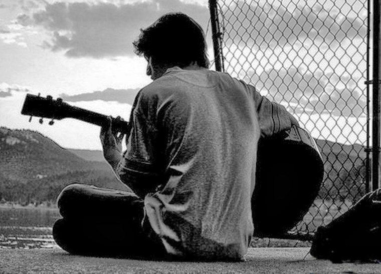 Человек с гитарой со спины