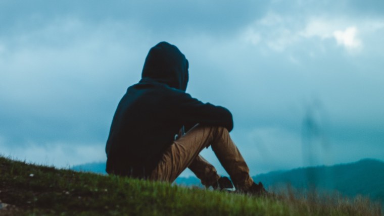 Человек в капюшоне спиной