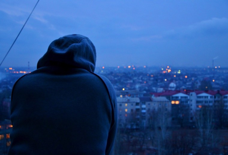 Одинокий человек в капюшоне