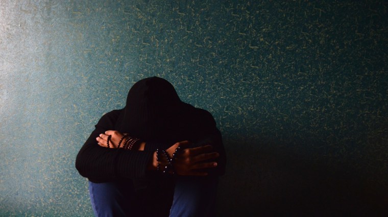 Грустный парень в капюшоне