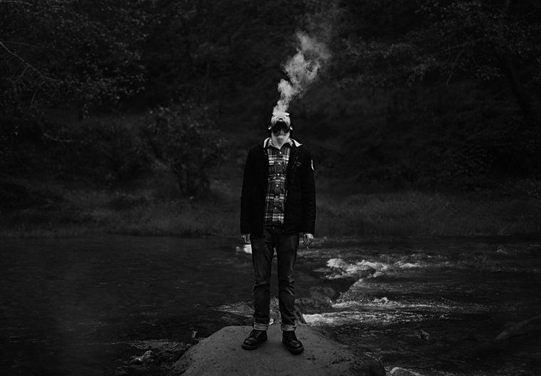 Одинокий парень курит